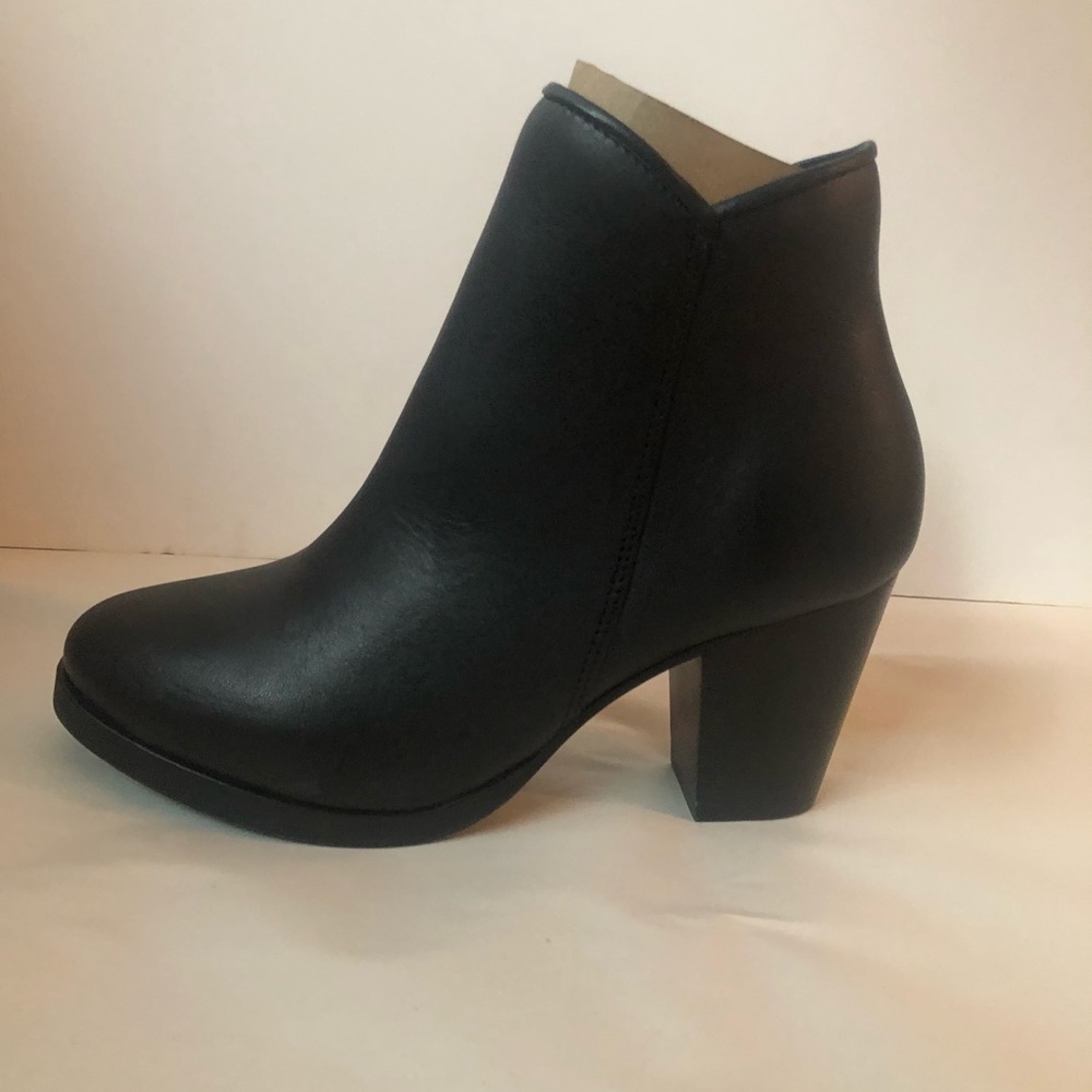 Downtown Thursday Boot Company black ankle boots / booties size 6